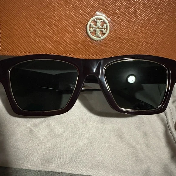 Elegant Burgundy Sunglasses - Picture 3 of 4